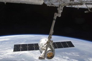 Космический грузовик Dragon пристыкован к МКС